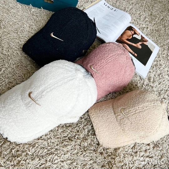 Плюшевые кепки Nike и adidas