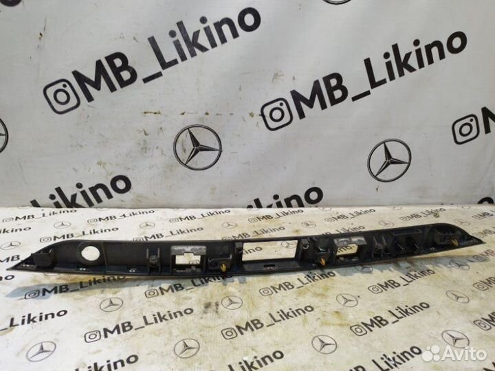 Накладка крышки багажника Mercedes C-Class W204