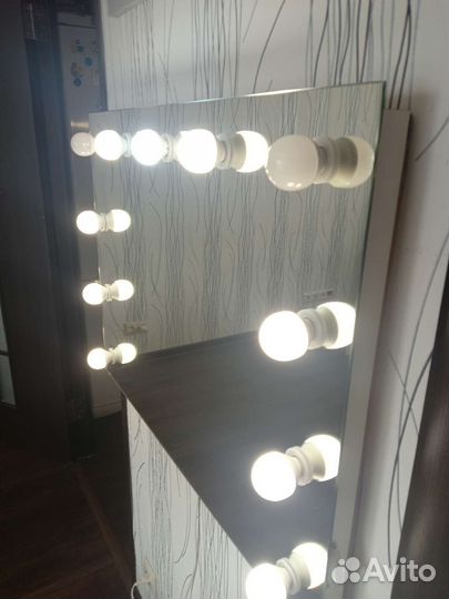 Гримерное зеркало с лампочками