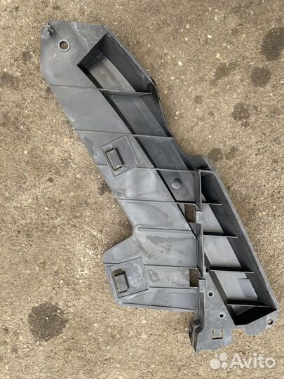 Кронштейн крепления фары правый 30796388 Volvo V70