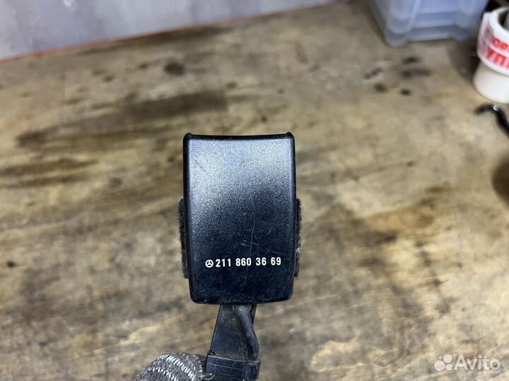 Замок ремня передний правый Mercedes W211