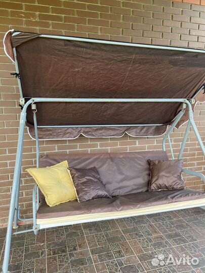 Садовые качели с чехлом