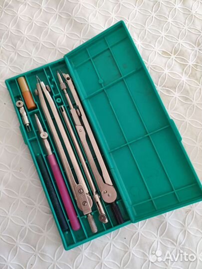 Лекала, линейки, трафареты, перья и другое