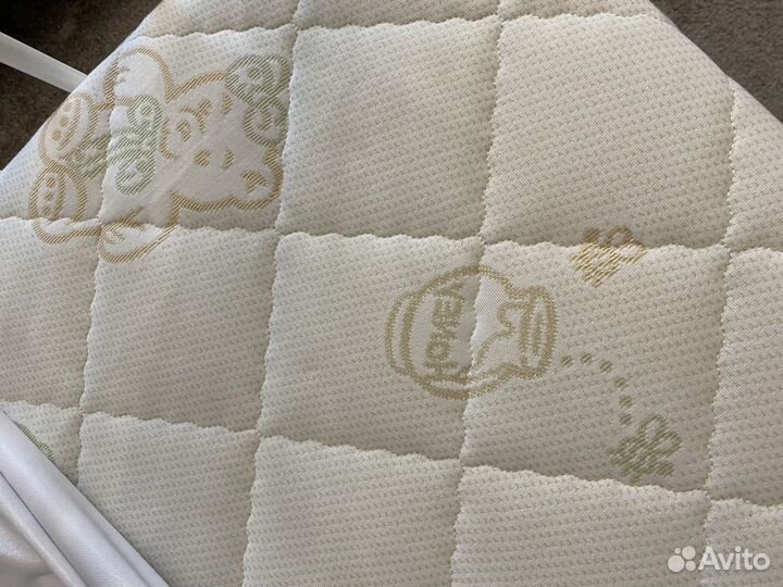 Детская кроватка с маятником белая