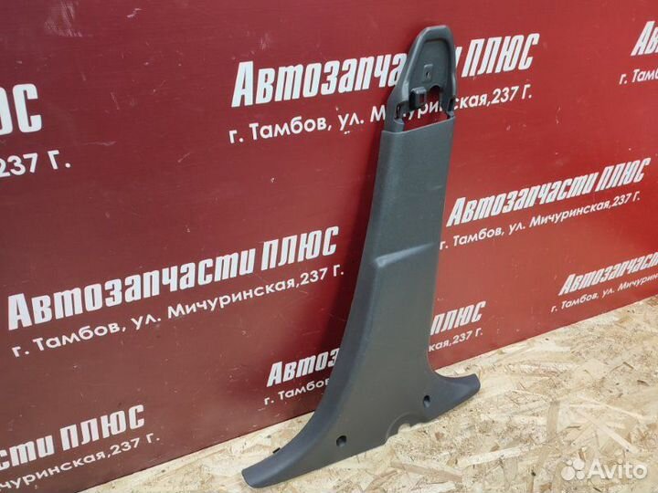 Обшивка средней стойки правая Renault Sandero