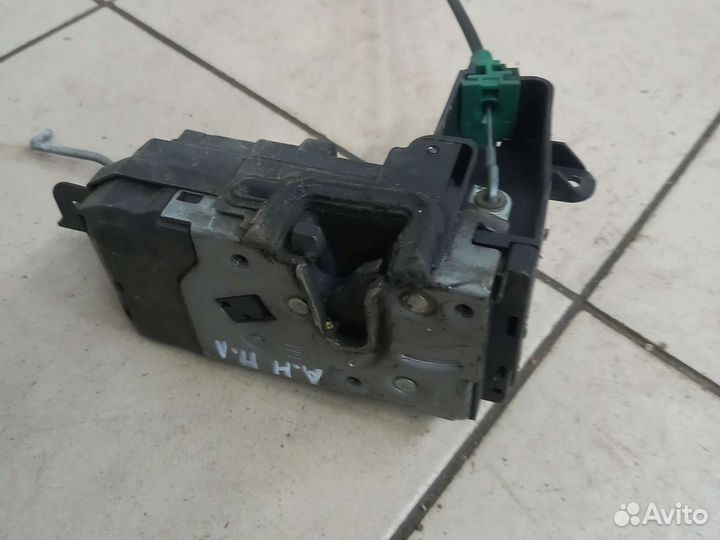 Замок передней левой двери Опель Астра Н