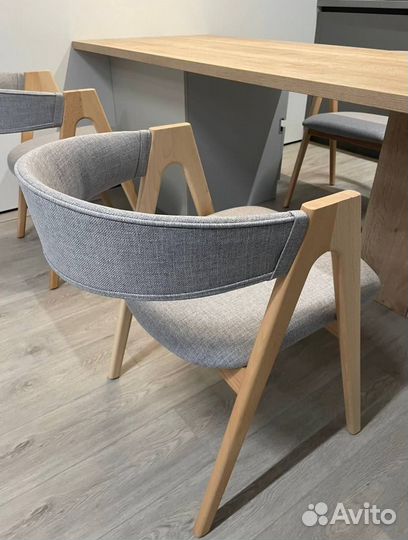 Стул деревянный в мягкой обивке