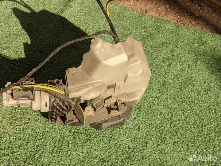 Замок двери Mercedes-Benz W220 задний левый