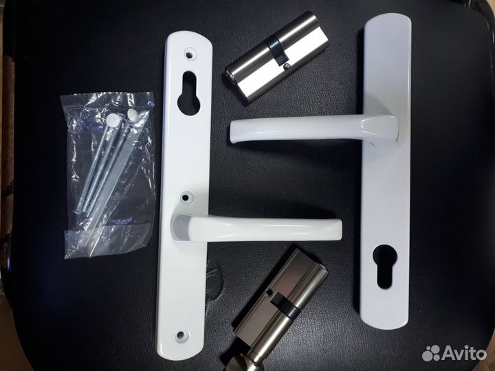 Ручки, петли, замки для дверей, балконный гарнитур