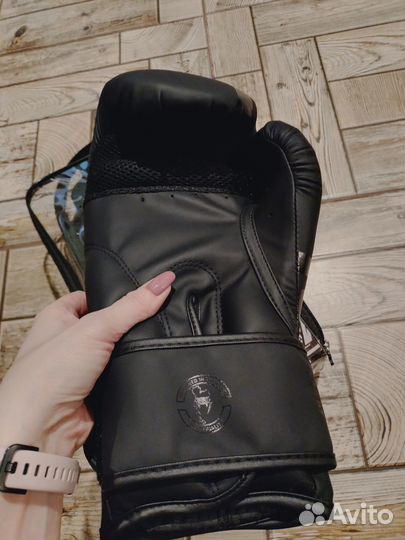 Боксерские перчатки 16 унций Venum