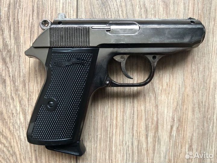Новый пистолет с предохранителем