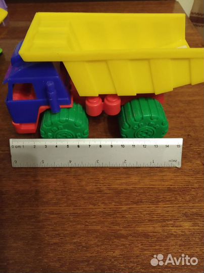 Детская игрушка - самосвал