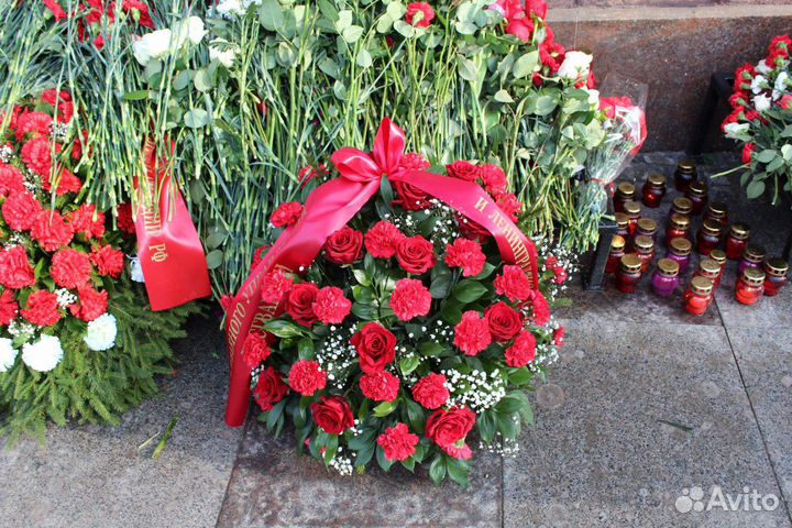 Траурные венки, корзины