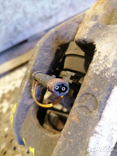 Суппорт тормозной задний правый Mercedes-Benz M-кл