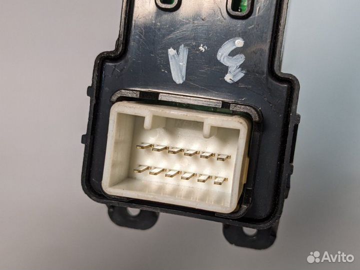 Кнопка стеклоподъемника задняя левая Hyundai