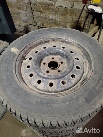 Диски штампованные c резиной r16 на Nissan x-trail