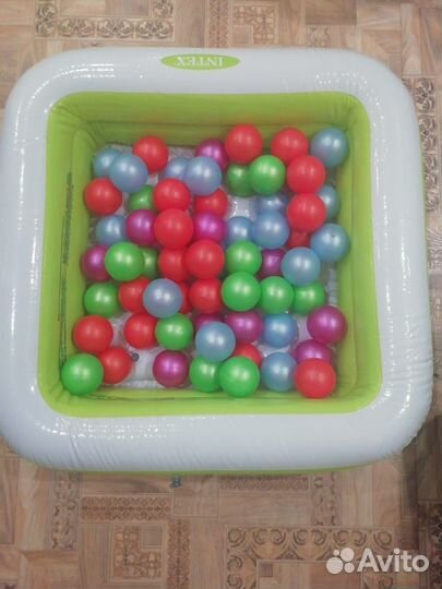 Детский надувной бассейн с шариками