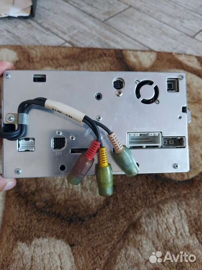 Автомагнитола с выдвижным экраном