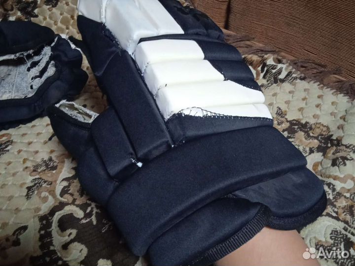 Краги хоккейные