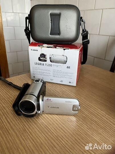 Видеокамера канон FS 200