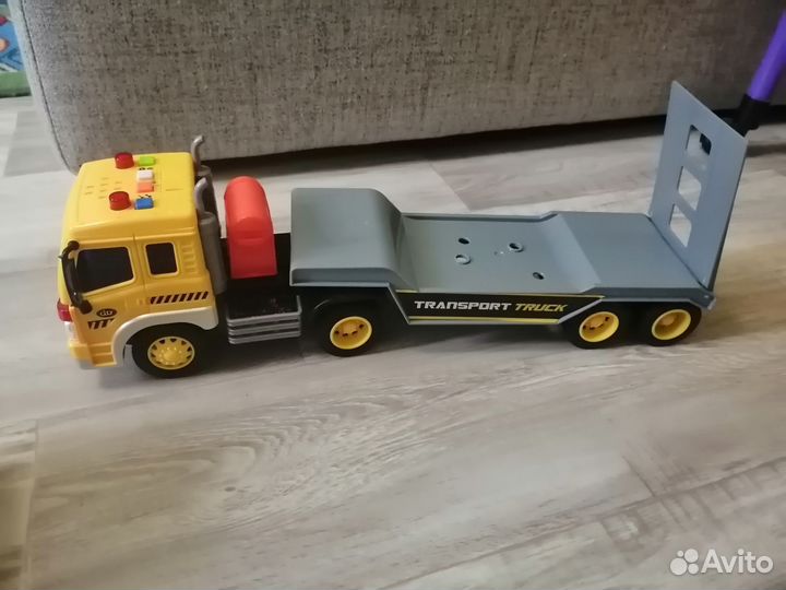 Седельный тягач и экскаватор