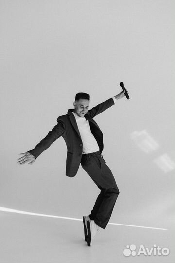 Ведущий с dj и оборудованием