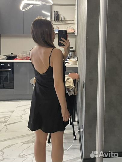 Атласное черное платье мини в бельевом стиле