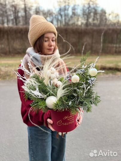 Новогодний букет из живой хвои и веток хлопка
