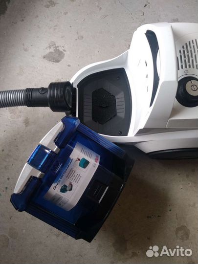 Пылесос Bosch безмешковый