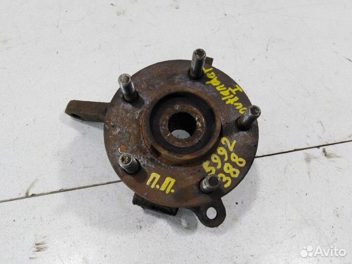 Кулак передний правый