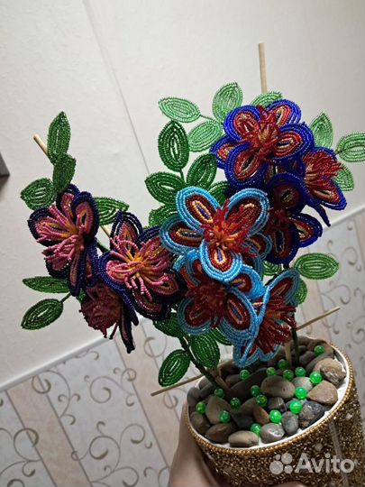 Декоративные цветы из бисера