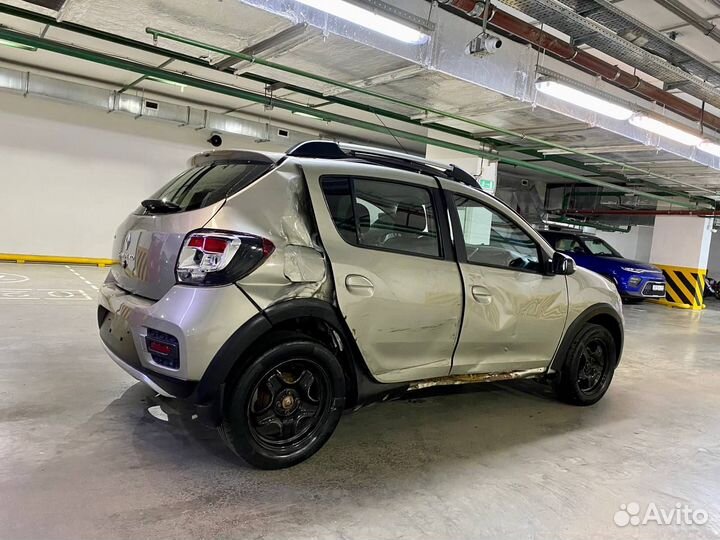 Renault Sandero Stepway 1.6 МТ, 2016, битый, 48 390 км
