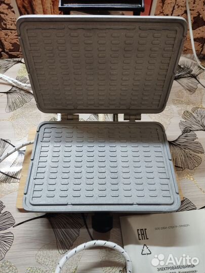 Электровафельница Куряночка