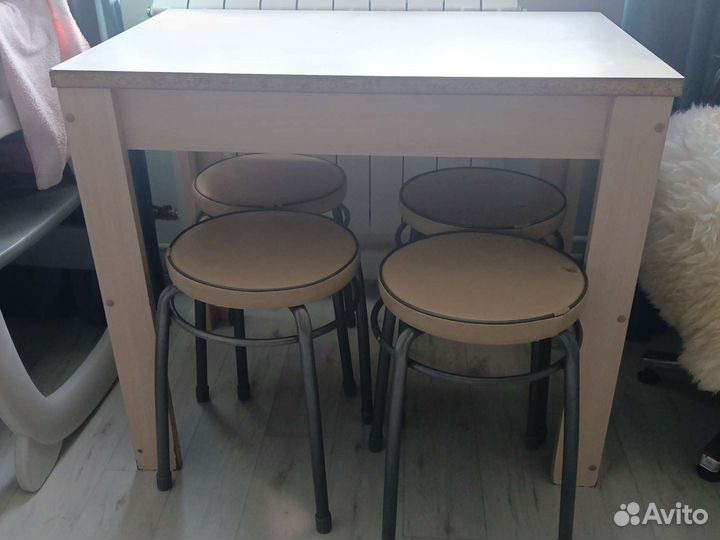 Стол и табуретки б/у