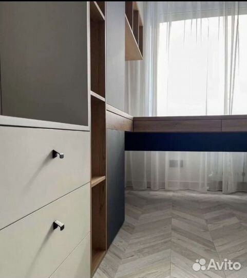 Угловой письменный стол со шкафом/ рабочая зона