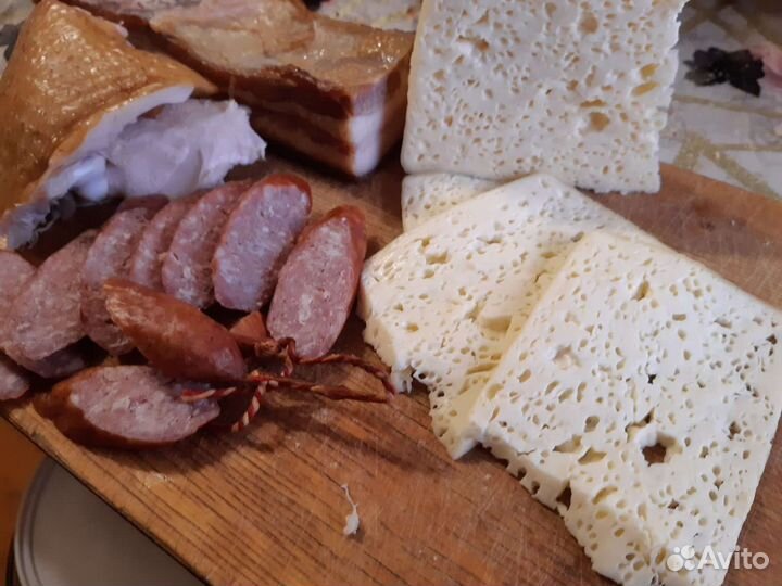 Деревенское молоко и колбаса