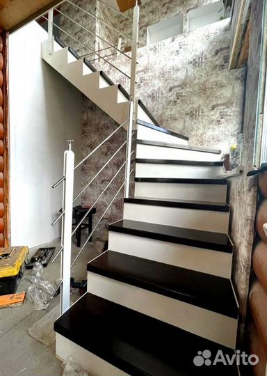 Лестница прямая на металлокаркасе