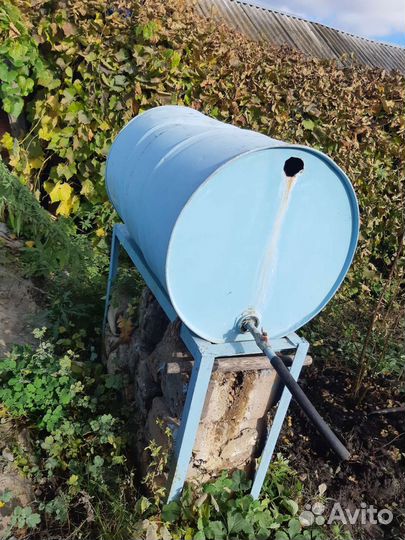 Бочка с краном на подставке.Шпалы