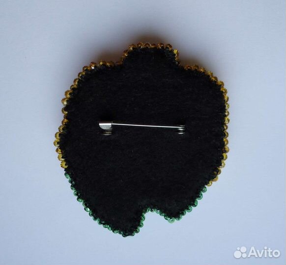 Брошка-лилия