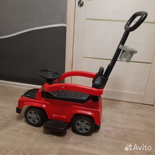 Машина каталка с ручкой