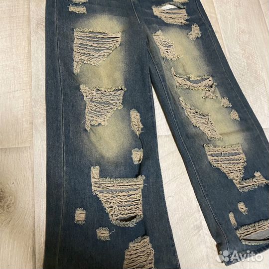 Distressed buggy jeans