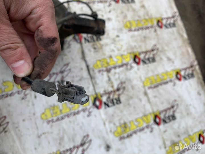 Кулак поворотный левый Nissan Qashqai 1 поколение