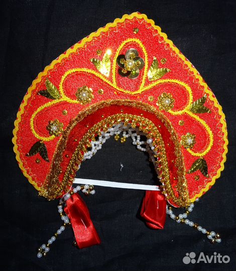 Кокошники золотой и красный