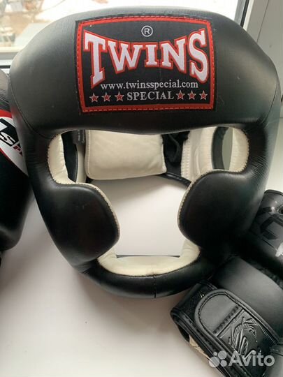Боксерские перчатки Twins 16 oz, шлем twins