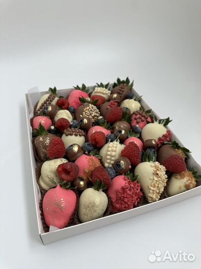 Клубника в шоколаде букеты с цветами