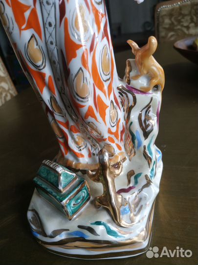 Статуэтка старинная Дулево