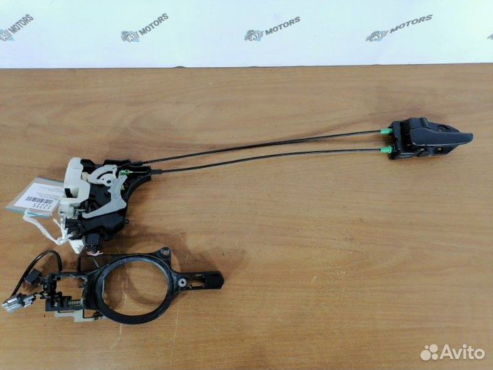 Замок двери передний левый Mitsubishi Delica D:5