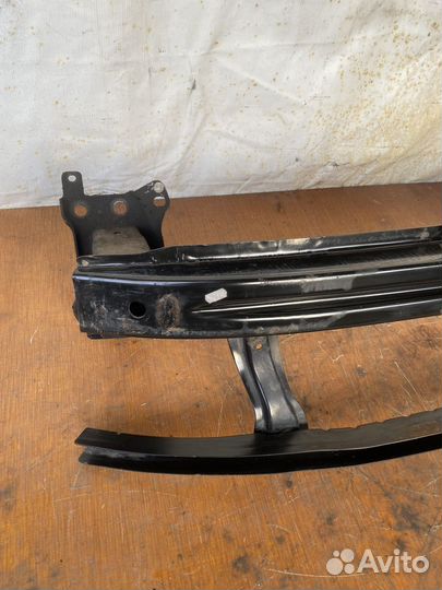 Усилитель переднего бампера VW Passat B6 Пассат