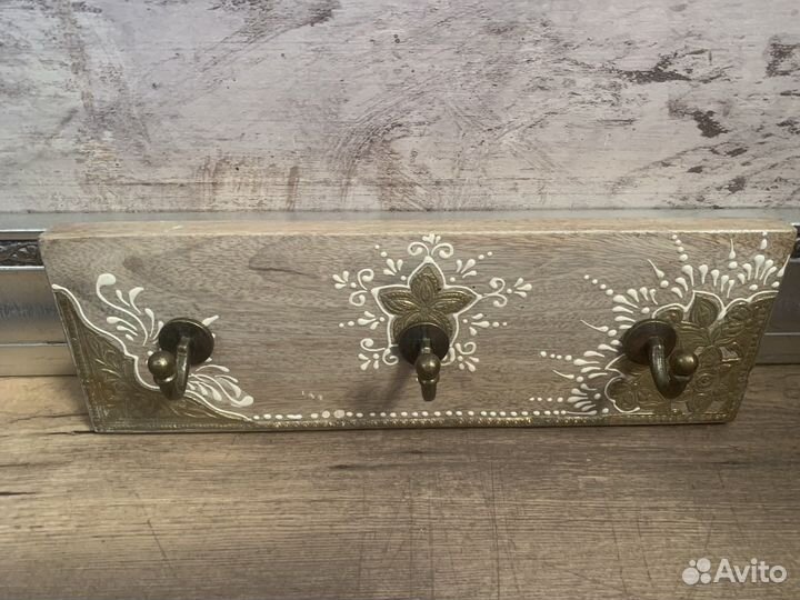 Вешалка на три крючка. Новая