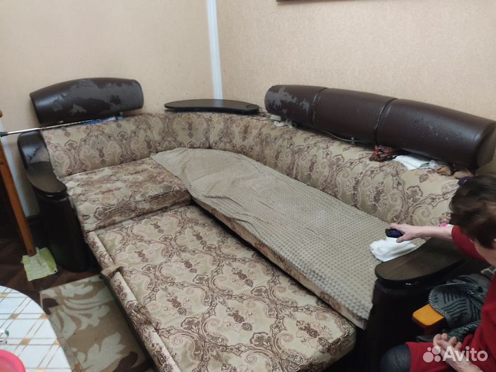 Угловой диван,требует ремонт